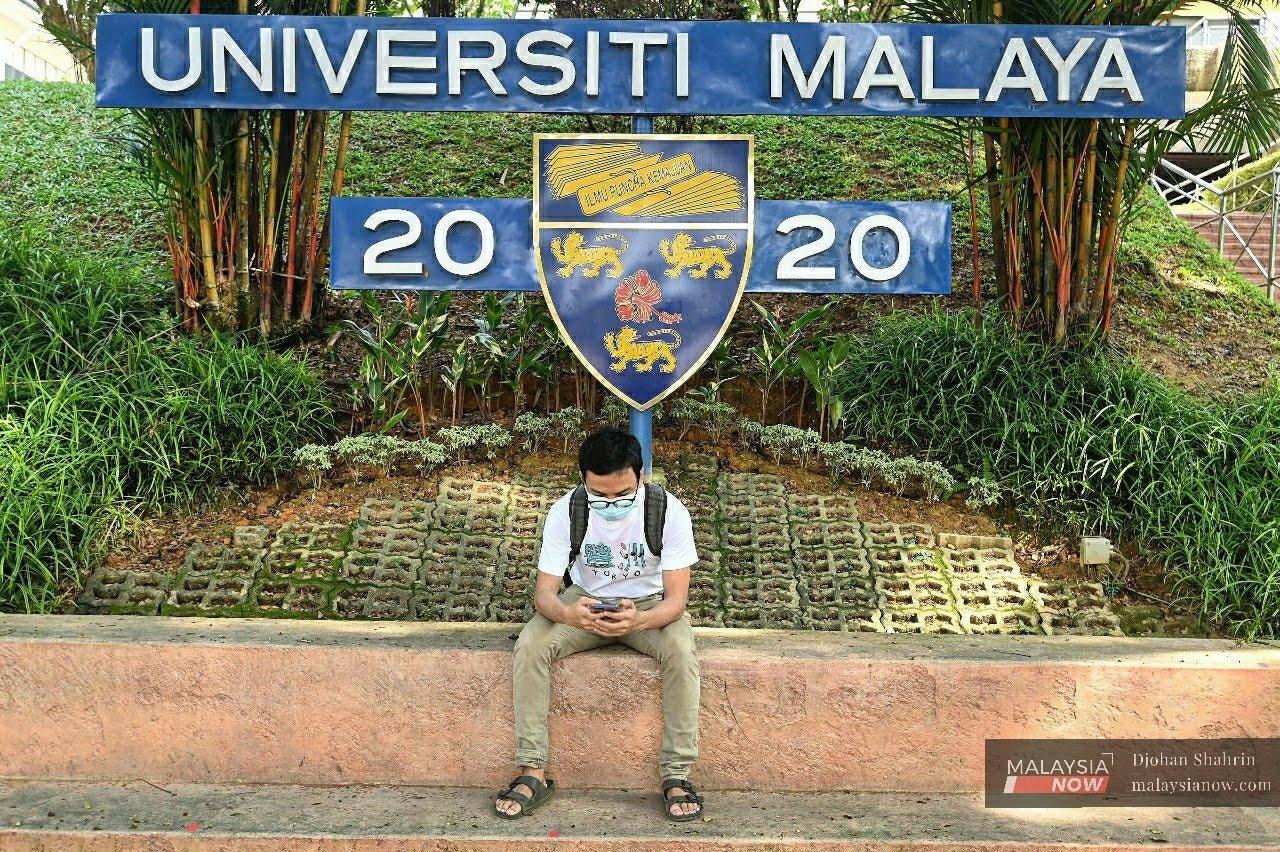 Pelajar universiti sedang menatal telefon pintar di Universiti Malaya. Wujud kebimbangan berhubung kesihatan mental pelajar universiti ketika pandemik melanda negara.
