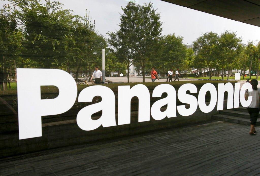 Pejalan kaki dari luar cermin kaca sebuah premis Panasonic di Tokyo, Jepun. Panasonic menutup operasi kilang mesin pemampatnya di Singapura menyebabkan ratusan hilang pekerjaan. Gambar: AP