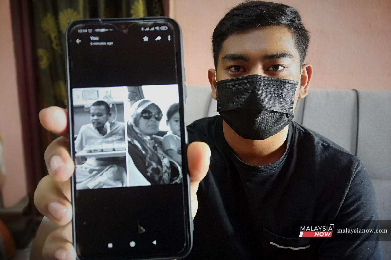 Muhammad Haidir Rodzi, 23, menunjukkan gambar kedua ibu bapanya yang meninggal dunia akibat Covid-19.