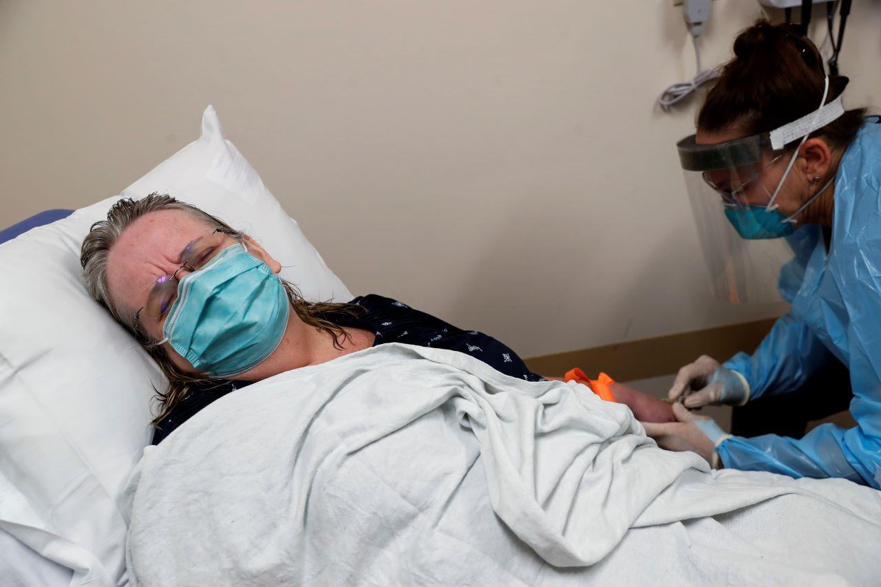 A nurse attempts to find a vein to administer the Regeneron monoclonal antibody to a patient, who was vaccinated prior to testing positive for Covid-19, at the Sarasota Memorial Urgent Care Center in Sarasota, Florida, Sept 23. Photo: Reuters