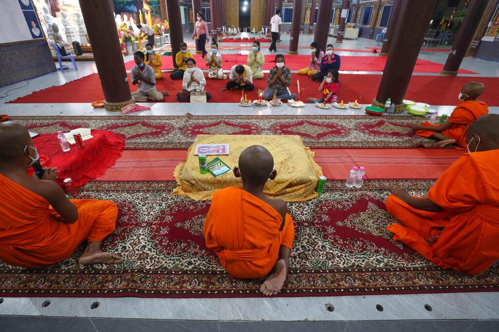 Buddhist monks chant as residents offer prayers during a ceremony to celebrate Pchum Ben, or Ancestors' Day, at the Kob Srov pagoda on the outskirts of Phnom Penh, Cambodia, Sept 22. Photo: AP