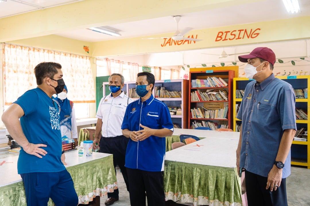 Menteri Kesihatan Radzi Jidin dalam satu lawatan ke sebuah sekolah di Langkawi yang kini berstuatus Fasa 4 PPN dan dibuka kepada pelancong. Gambar: KPM