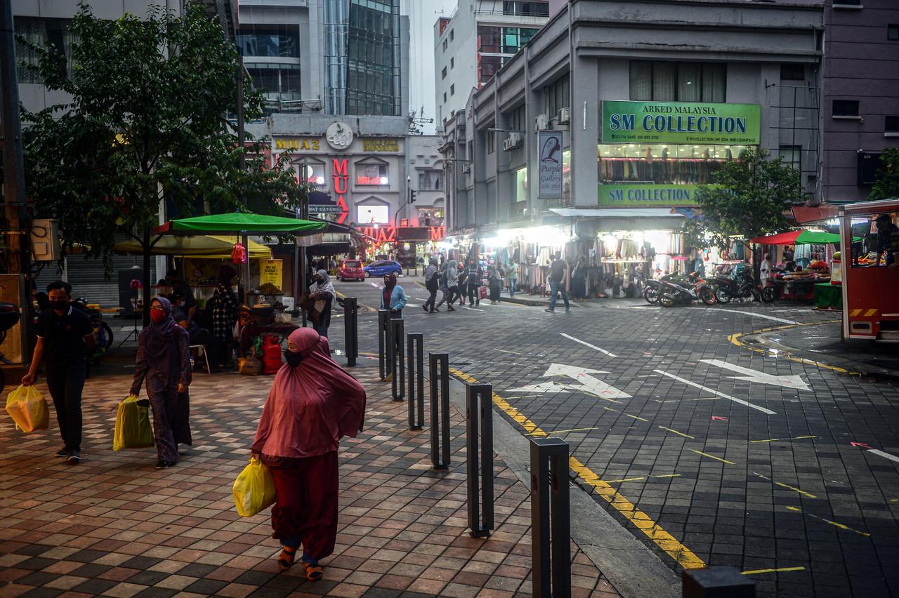 Pedestrians stroll through Jalan Tunku Abdul Rahman in Kuala Lumpur over the weekend. Photo: Bernama