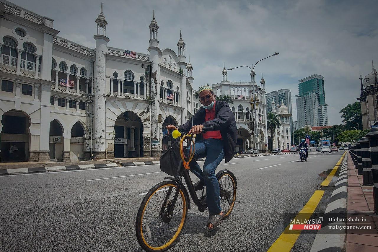Seorang lelaki berkayuh basikal ketika melalui Stesen Keretapi Tanah Melayu Kuala Lumpur di Jalan Sultan Hishamuddin.