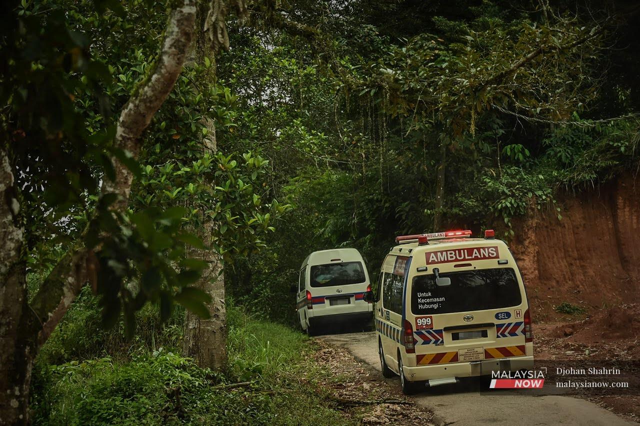 Ambulans dan kenderaan yang membawa petugas kesihatan Hospital Orang Asli Gombak, memasuki kawasan pedalaman bagi menjalankan vaksinasi Orang Asli di Sungai Gabai, Hulu Langat.