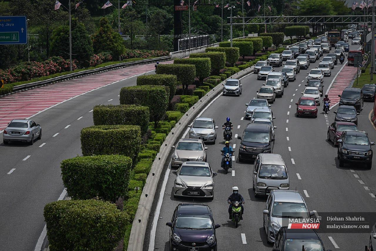 Suasana jalan raya memasuki pusat bandar Kuala Lumpur mengalami kesesakan. Isu pemandu memandu di laluan bertentangan akan dibahaskan di Parlimen hari ini.