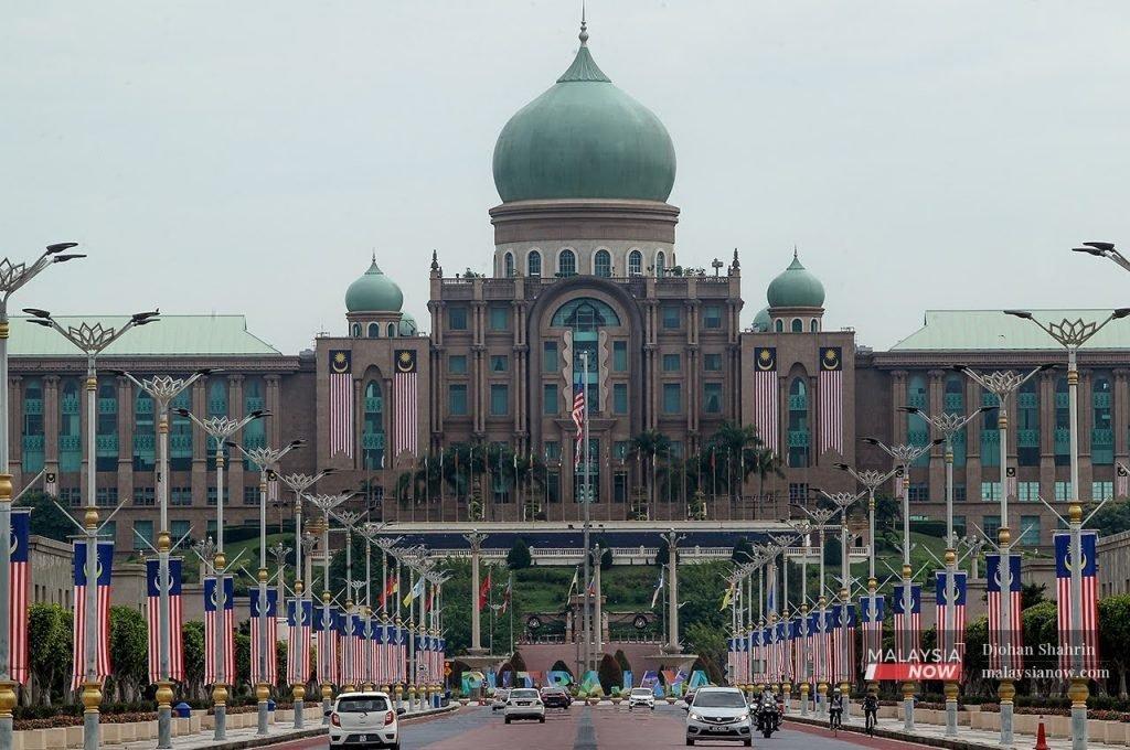 Gambar bangunan Putra Perdana di Putrajaya di mana terletaknya Pejabat Perdana Menteri.