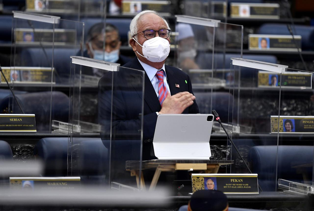 Ahli Parlimen Pekan Najib Razak berbahas pada Mesyuarat Penggal Keempat, Parlimen ke-14 di Parlimen hari ini. Gambar: Bernama