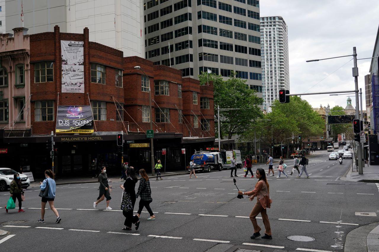Pedestrians cross at an intersection in the city centre during a lockdown to curb the spread of a Covid-19 outbreak in Sydney, Australia, Sept 28. Photo: Reuters