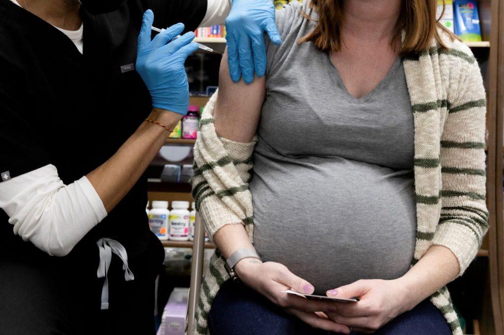 Seorang wanita hamil menerima vaksin Covid-19 di Skippack Pharmacy, Schwenksville, Pennsylvania, AS. Gambar: Reuters