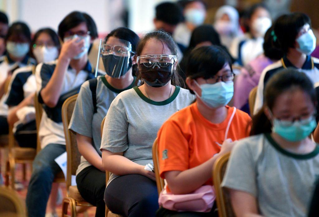 Remaja di Kuching, Sarawak menunggu giliran untuk menerima vaksin Covid-19. Gambar: Bernama