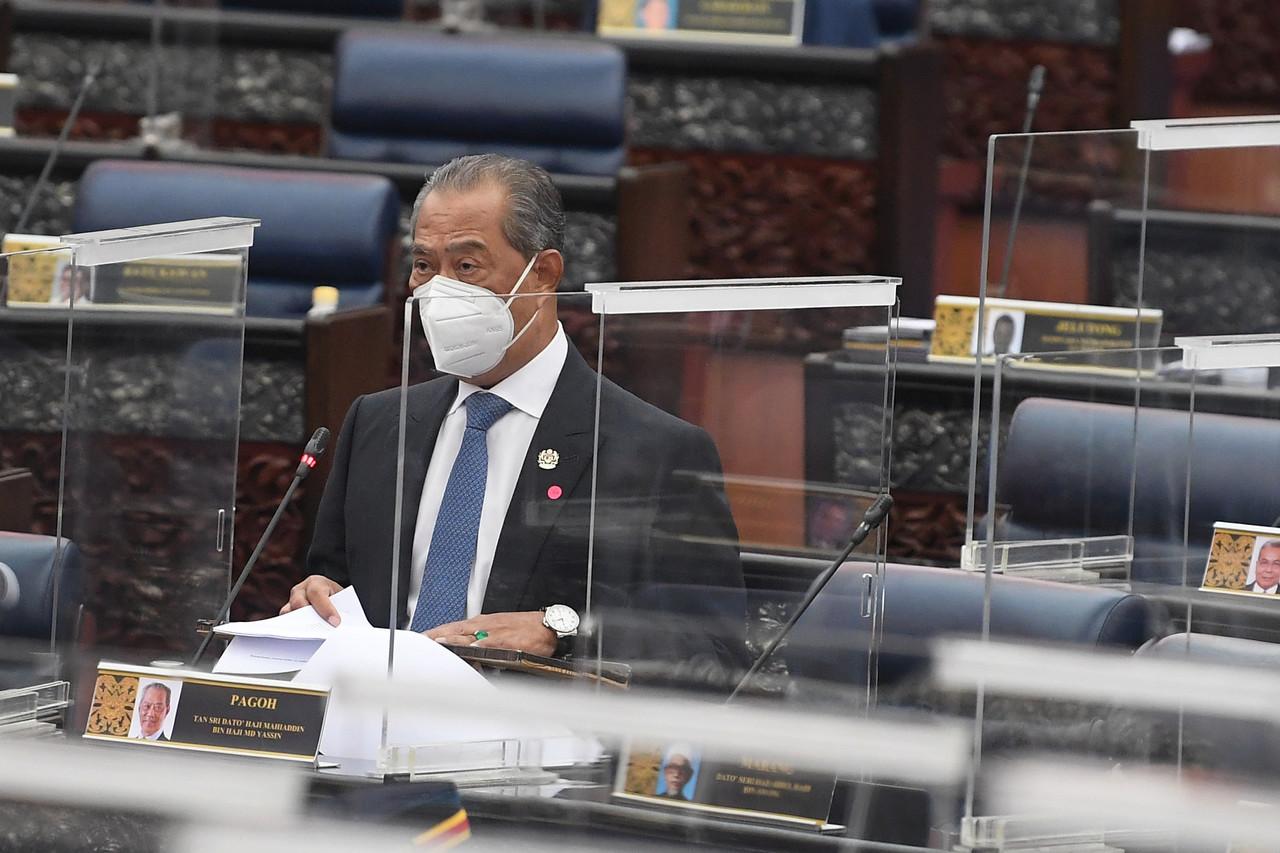 Pengerusi Majlis Pemulihan Negara Muhyiddin Yassin yang juga ahli Parlimen Pagoh berhujah mengenai Rancangan Malaysia ke-12 (RMK12) di sidang Parlimen hari ini. Gambar: Bernama