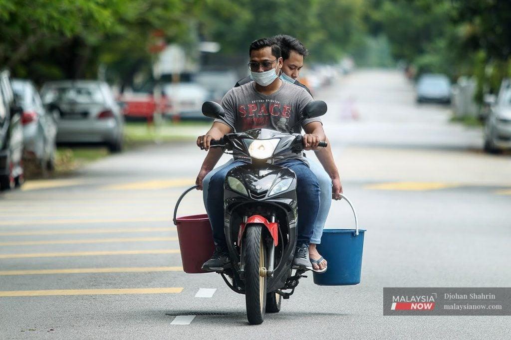 Sebanyak 998 kawasan di lima wilayah Air Selangor bakal mengalami gangguan bekalan air bagi memberi laluan kerja penambahbaikan dan penyenggaraan loji rawatan air Sungai Selangor.