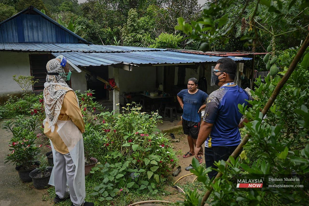 Petugas kesihatan dari Pejabat Kesihatan Daerah Hulu Selangor dan Jabatan Kemajuan Orang Asli memujuk penduduk kampung dari suku Temuan  untuk hadir ke Pusat Pemberian Vaksin bagi menerima suntikan imunisasi mereka.
