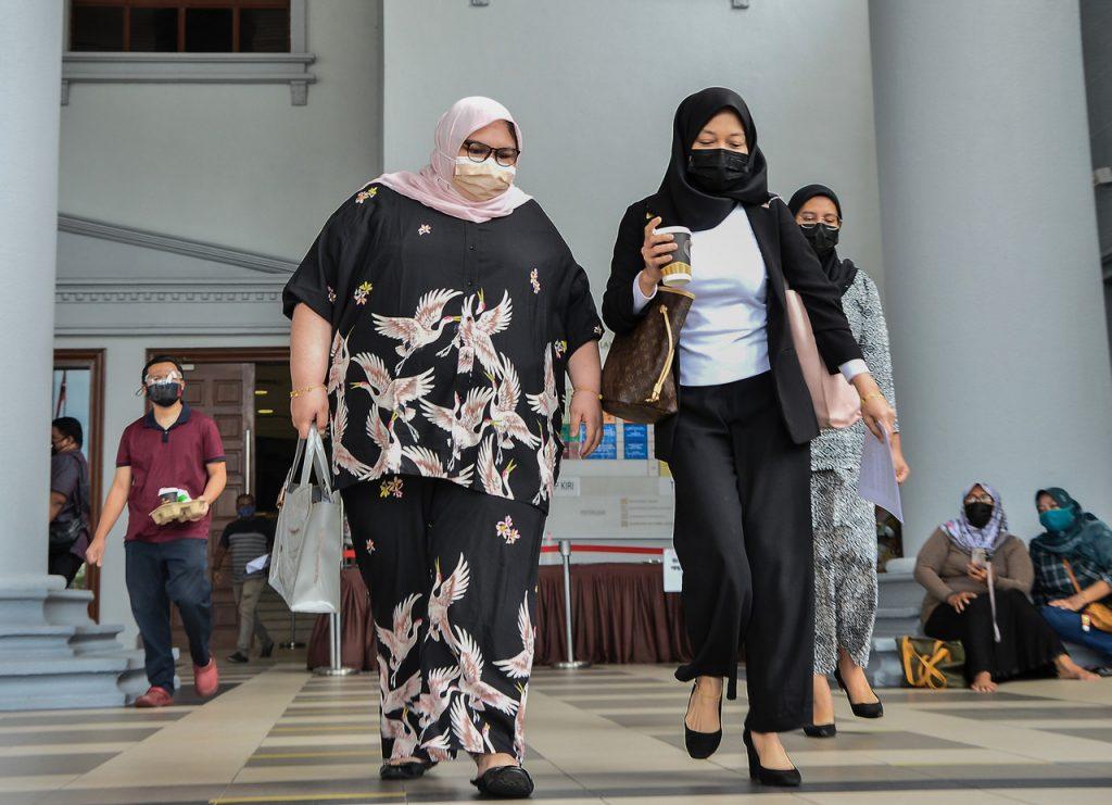 Siti Bainun Ahd Razali (kiri) yang didakwa mengabaikan seorang remaja kurang upaya berusia 13 tahun berjalan keluar dari mahkamah pada 20 Ogos lalu. Gambar: Bernama