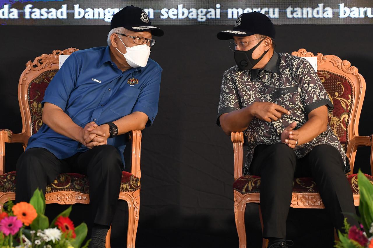 Home Minister Hamzah Zainudin (left) with Terengganu Menteri Besar Ahmad Samsuri Mokhtar today. Photo: Bernama