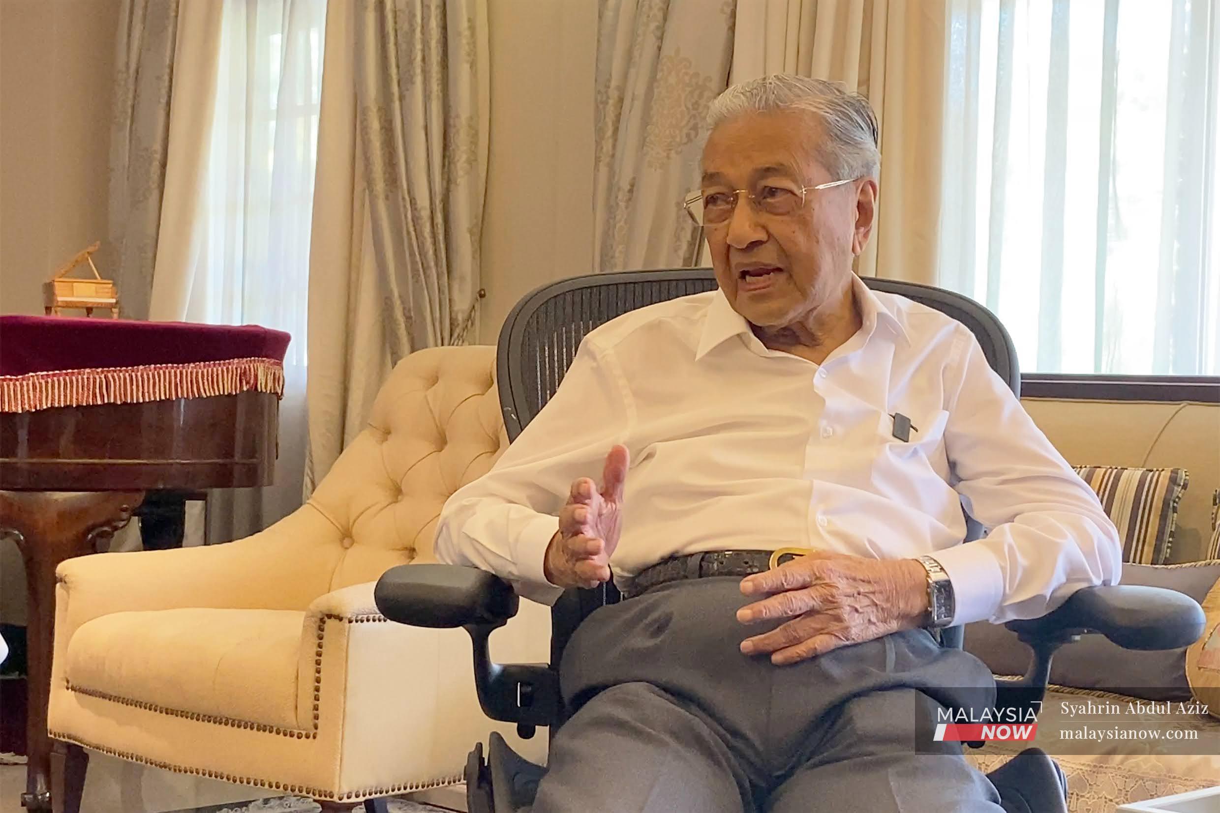 Dr Mahathir Mohamad ketika diwawancara Malaysianow di kediamannya yang terletak di Sri Kembangan.