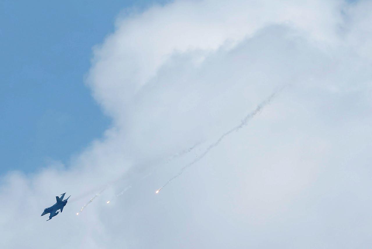 A Taiwan fighter releases flares during an annual military drill simulating the China's People's Liberation Army invading the island, in Pingtung county, southern Taiwan Aug 25, 2016. Taiwan calls China's repeated nearby military activities 'grey zone' warfare, designed to both wear out Taiwan's forces by making them repeatedly scramble, and also to test Taiwan's responses. Photo: Reuters