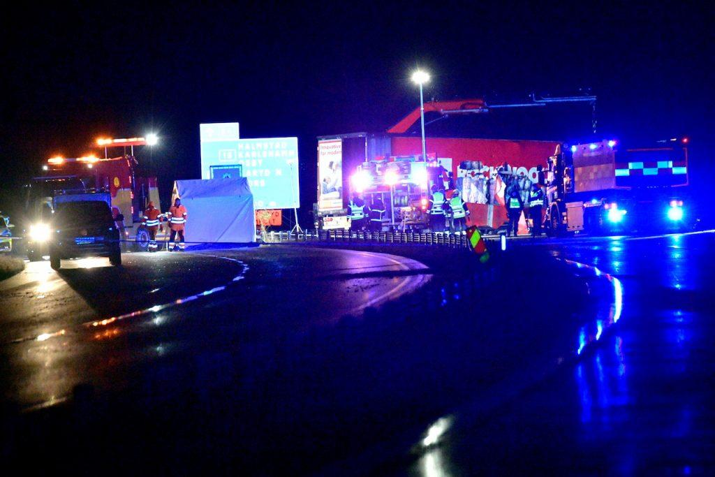 Suasan tempat kemalangan melibatkan kenderaan dinaiki Lars Vilks, dan dua anggota polis dengan sebuah trak di bandar Markaryd, Sweden. Gambar: Reuters