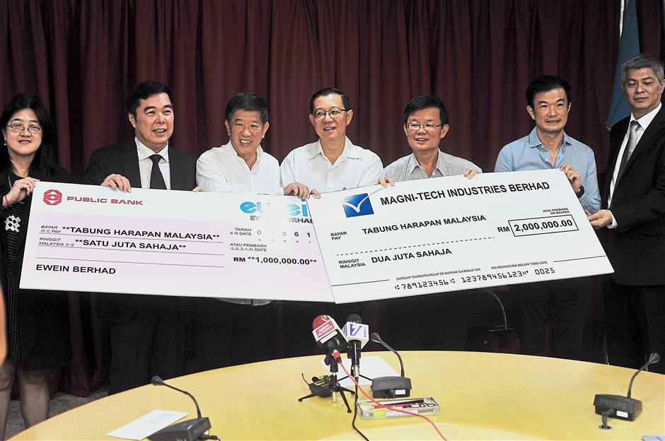 Pengarah Urusan Ewein Bhd Ewe Swee Kheng (kedua dari kiri) dilihat bergambar bersama menteri kewangan ketika itu, Lim Guan Eng dan beberapa ahli perniagaan Pulau Pinang dalam acara pemberian sumbangan bagi Tabung Harapan pada 2018. Gambar: Bernama