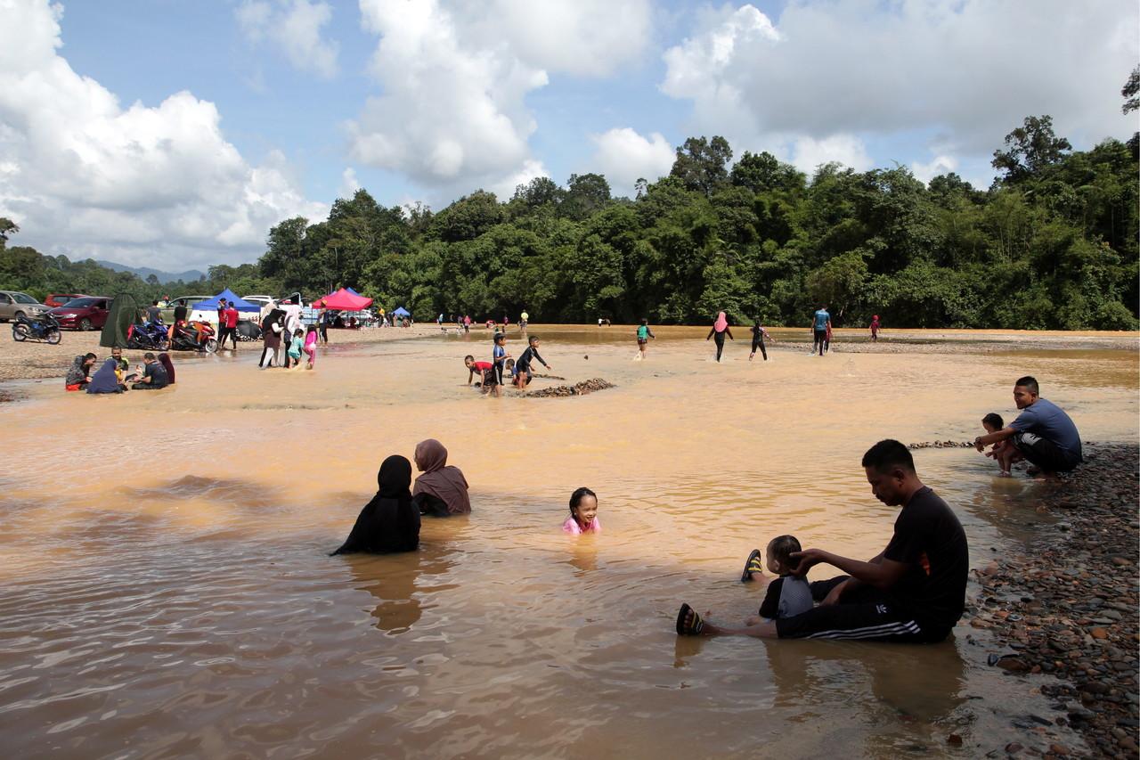 Families enjoy a dip in the water at Pasir Puteri in Kuantan, Pahang. Photo: Bernama