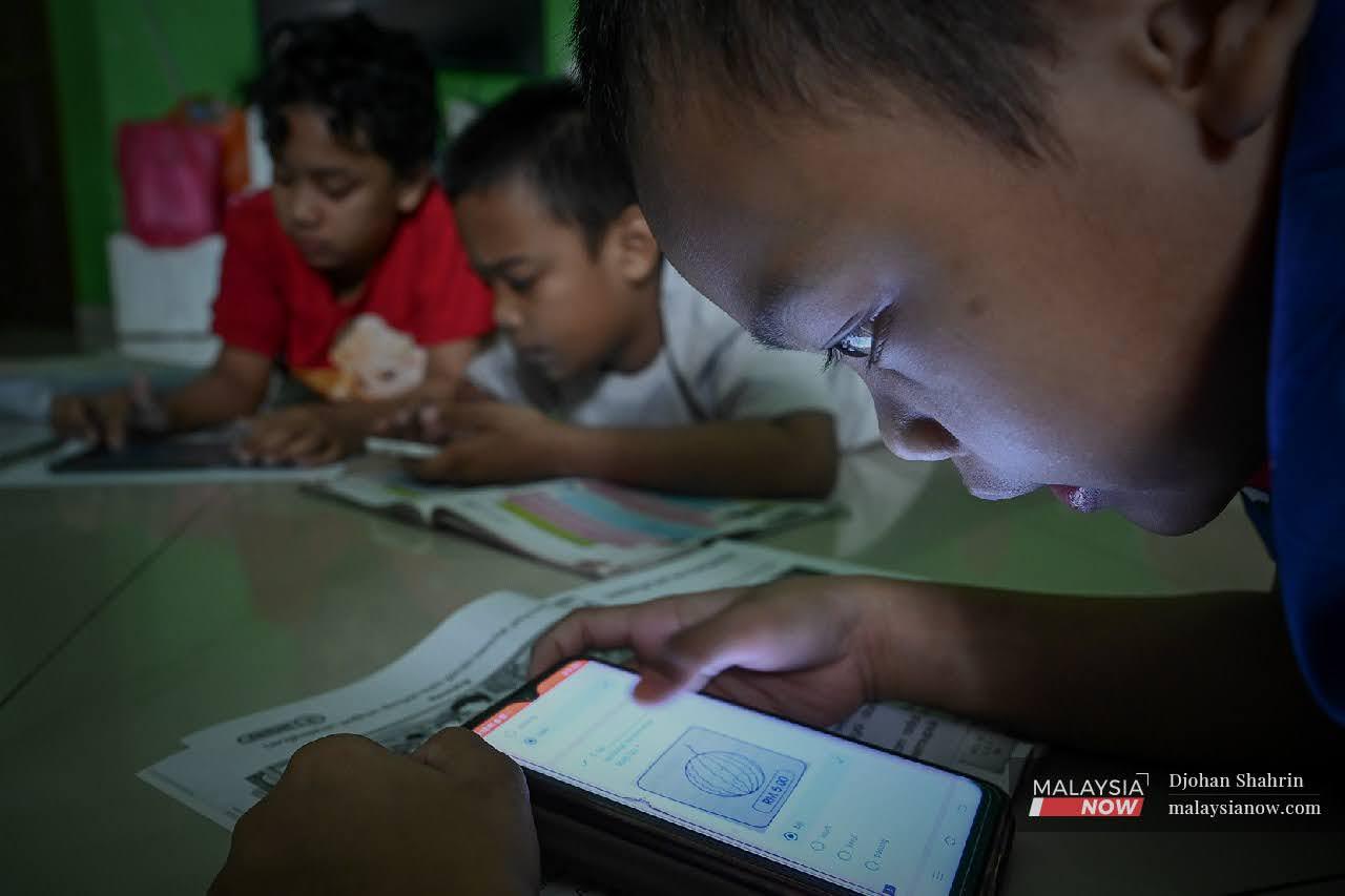 Telefon pintar menjadi sebahagian keperluan penting dalam sesi pengjaran dan pembelajaran sekolah sejak pandemik melanda negara.