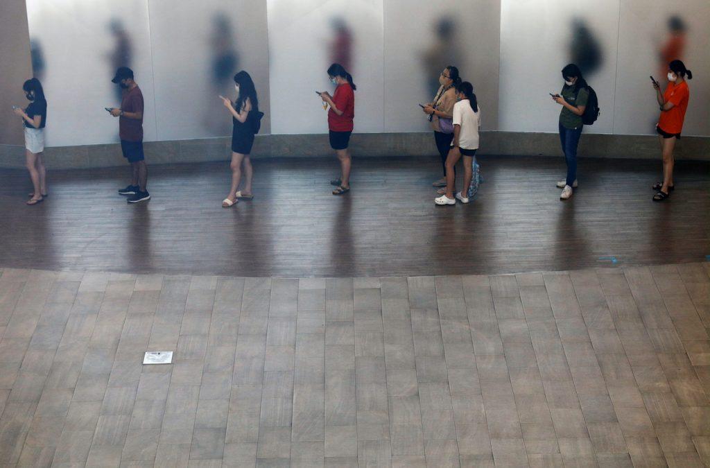 Singapura memperketatkan langkah pembendungan wabak dengan menghadkan dua orang dalam pertemuan sosial mewajibkan dasar bekerja dari rumah (BDR) selepas peningkatan kes Covid-19 kebelakangan ini. Gambar: Reuters