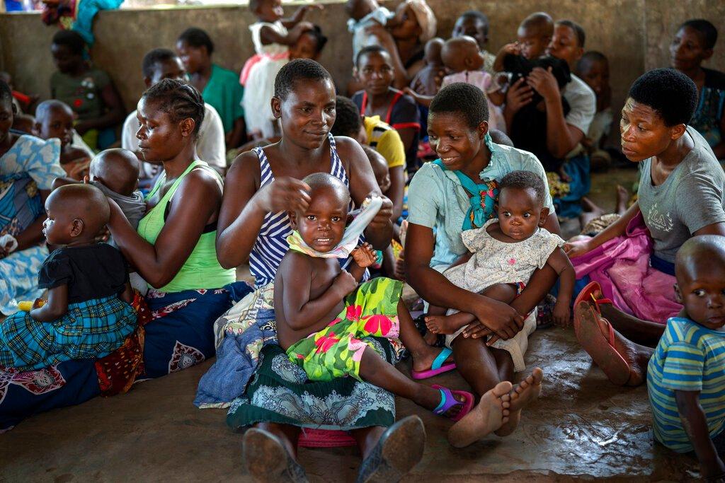 Penduduk kampung Tomali di Malawi menunggu giliran untuk anak mereka mendapat vaksinasi pertama melawan wabak malaria dalam program rintis di negara itu. Gambar: AP