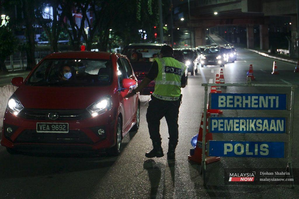 Perdana Menteri Ismail Sabri Yaakob berkata pembukaan pintu negara kepada warganegara asing untuk masuk tetapi perkembangan di negara asal pengembara itu juga diambil kira.