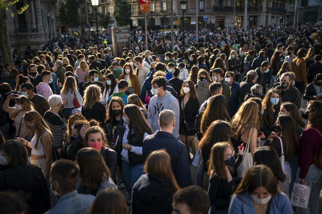 People wearing face masks crowd along a street in Barcelona, Spain, in this file photo taken April 23. Photo: AP