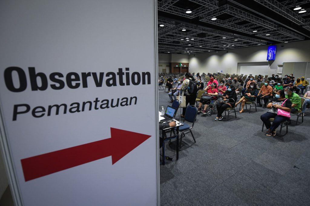 Penerima vaksin dipantau seketika di PPV selepas suntikan sebelum dibenarkan pulang. Gambar: Bernama