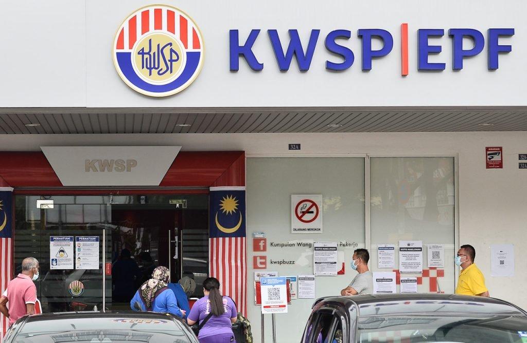 Bagi tahun kewangan berakhir 2020, KWSP telah mengisytiharkan kadar dividen sebanyak 5.20% dengan jumlah agihan sebanyak RM42.88 bilion untuk simpanan konvensional, dan 4.90% bagi simpanan syariah dengan jumlah agihan mencecah RM4.76 bilion. Gambar: Bernama