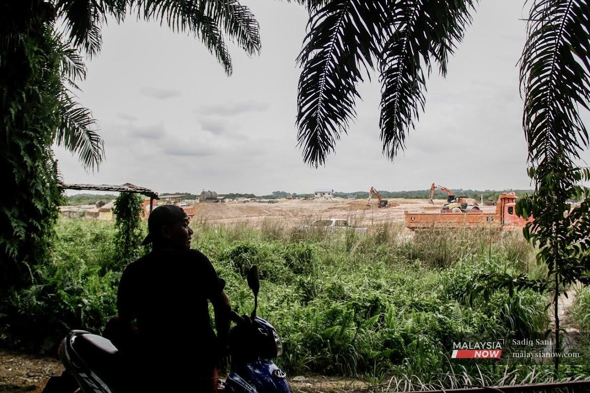Pemandangan salah satu tapak pembinaan yang telah mula beroperasi untuk projek pembangunan di kawasan Hutan Simpan Kuala Langat Utara. Demi menjaga kelestarian alam, pembangunan mampan perlu ditekankan dalam Belanjawan 2022.