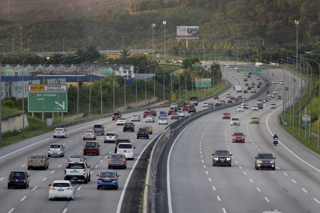 Those who are fully vaccinated will be allowed to cross state borders without the need for police approval from tomorrow onwards. Photo: Bernama
