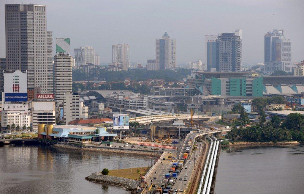 Jalan keluar masuk antara Singapura dan Johor. Singapura menyaksikan peningkatan kes Covid-19 sehingga terpaksa menghentikan seketika pembukaan sektor sosial dan ekonomi. Gambar: AFP.