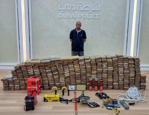Suspek bersama dadah seludup bernilai AS$136 juta (RM568.28 juta) dalam gambar polis Dubai. Gambar: AFP
