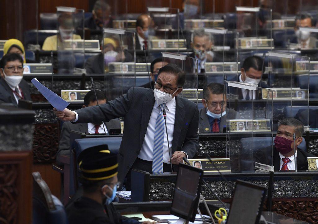 Permintaan Ahli Parlimen Port Dickson Anwar Ibrahim sekali lagi ditolak Speaker Dewan Rakyat Azhar Azizan Harun selepas usul secara bertulis dihantar kepadanya pada 4 Oktober dan ditolak kali pertama ketika sidang Parlimen pada 6 Oktober. Gambar: Bernama