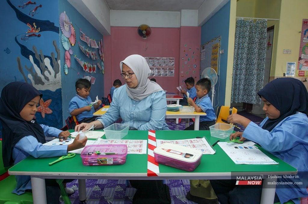 Geran tahunan kerajaan Sarawak juga adalah bagi membantu inisiatif kerajaan pusat menerusi Kemas, Prasekolah KPM dan tabika perpaduan.