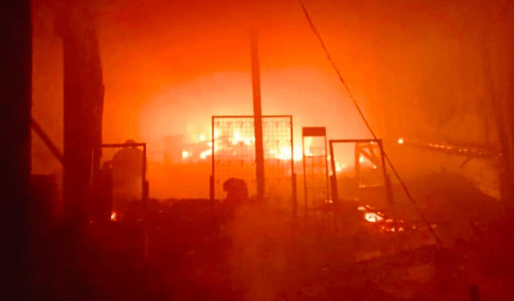 Tangkap layar kebakaran kuil Kek Lok Si di Pulau Pinang. Pemeriksaan lanjut mendapati sebahagian struktur bangunan kuil berkenaan rosak teruk namun tiada kemalangan jiwa dilaporkan.