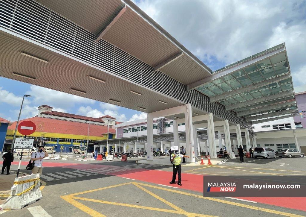 Hospital Umum Sarawak di Kuching kini bergelut dengan kes kematian tertunggak akibat Covid-19.