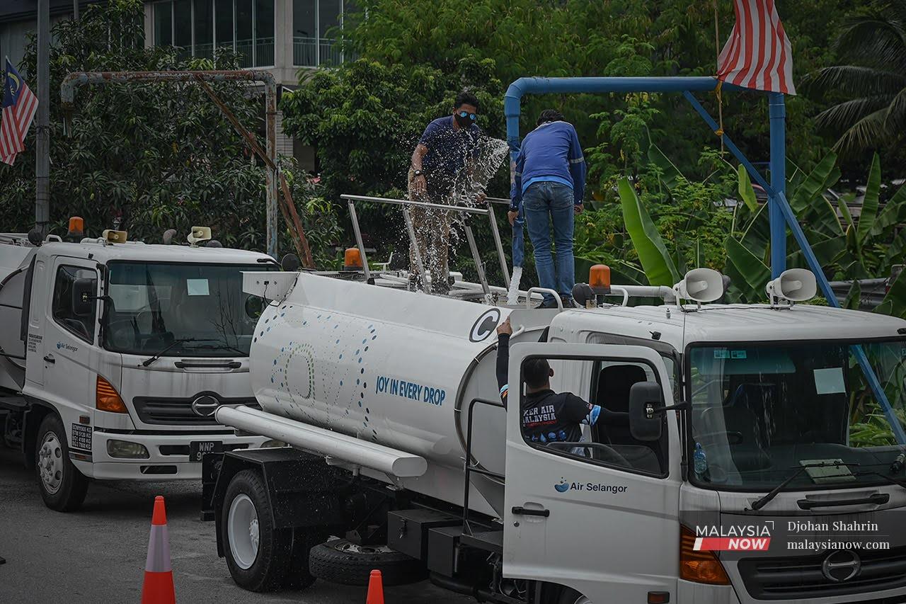 Air Selangor workers fill a tanker with water to be sent to dialysis centres and hospitals in Lembah Jaya, Ampang.