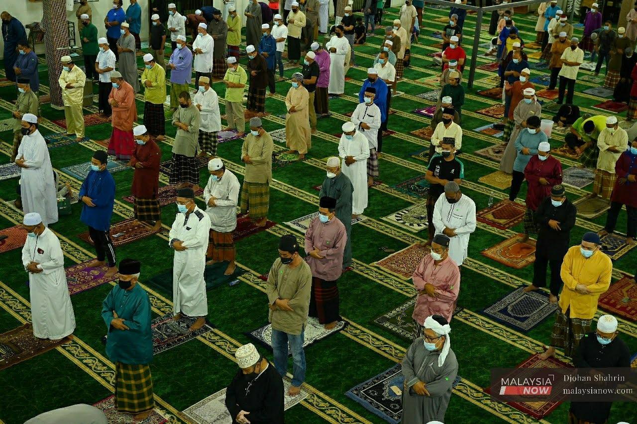 Johor membenarkan jemaah menunaikan solat Jumaat di masjid dan surau mengikut kapasiti ruang dengan mematuhi SOP penjarakan fizikal.