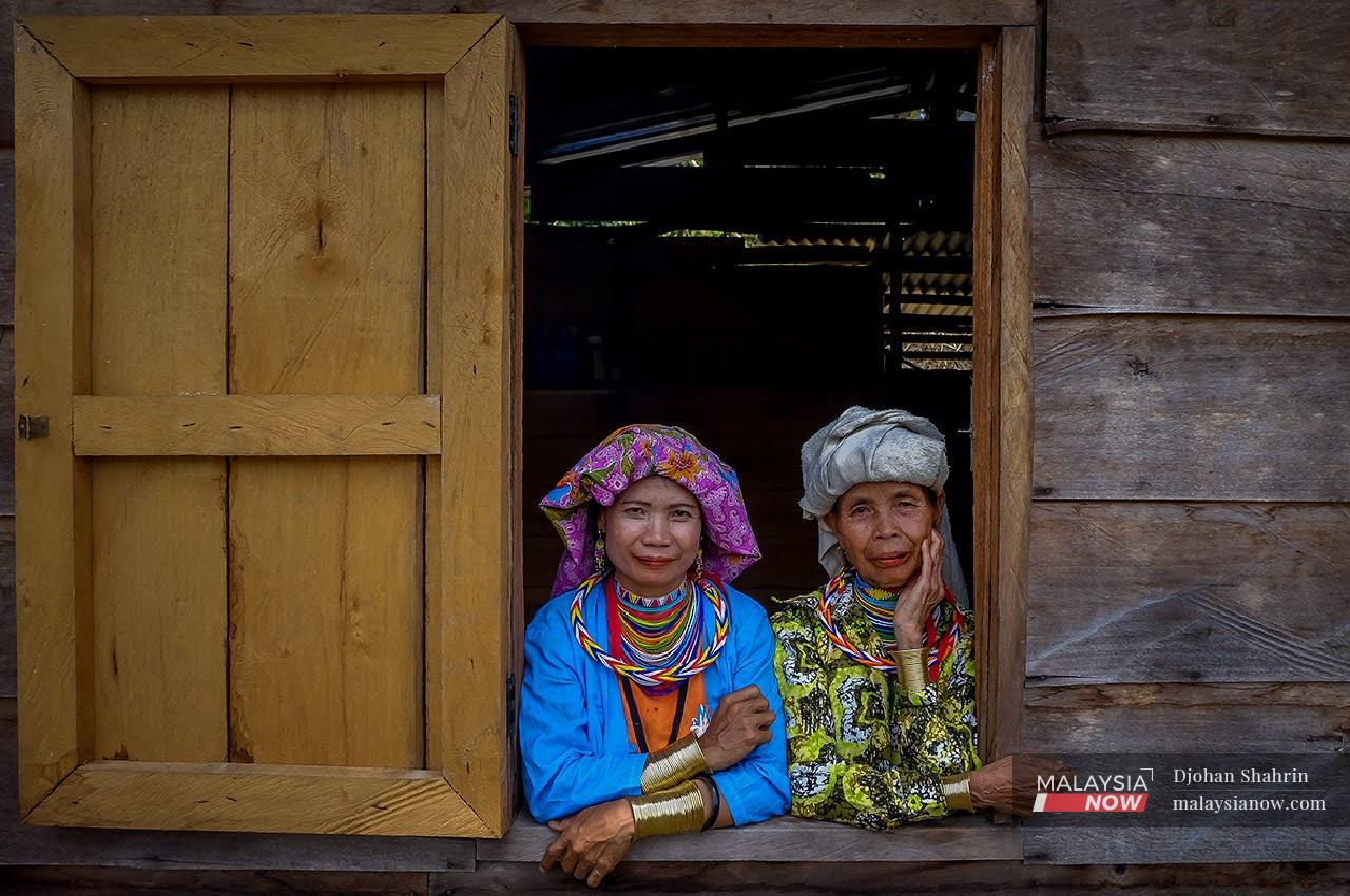Wanita Bidayuh Biatah, Anik Unggom (kanan) bersama ibu saudaranya Peluh Abeh di Padawan, Sarawak. Kemaskini definisi anak negeri Sarawak akan dilihat lebih inklusif dan menggambarkan kepelbagaian kaum di negeri itu.