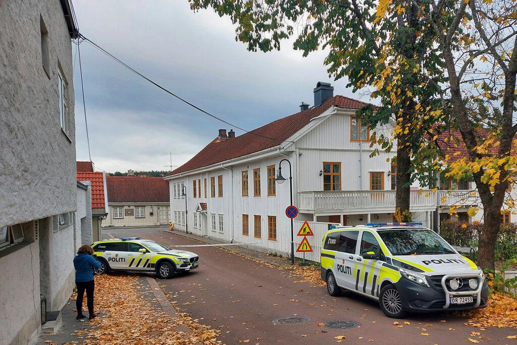 Police cordon off one of the sites where a man killed several people on Wednesday afternoon, in Kongsberg, Norway, Oct 14. Photo: AP