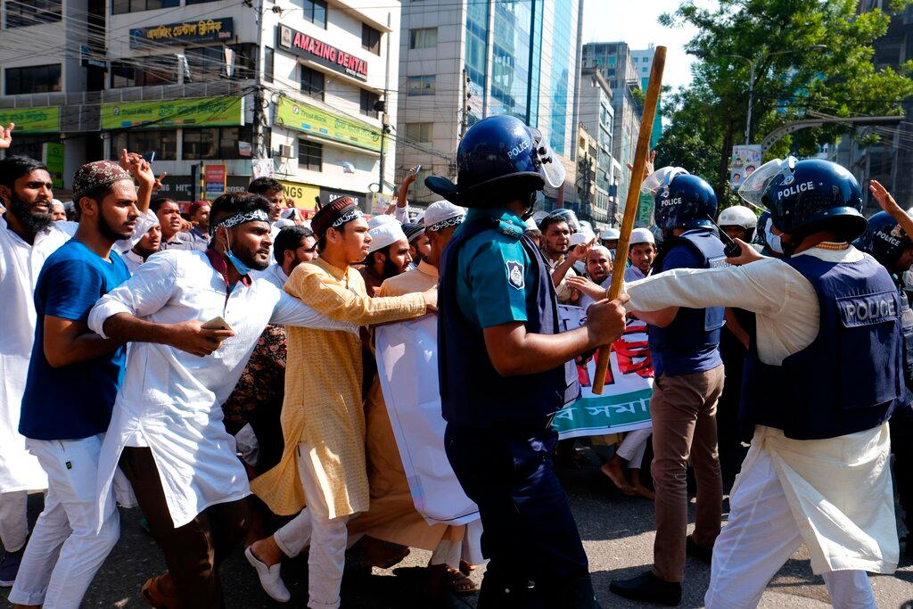 Police clash with Muslims during a protest over an alleged insult to Islam, outside the country’ main Baitul Mukarram mosque in Dhaka, Bangladesh, Oct 15. Photo: AP