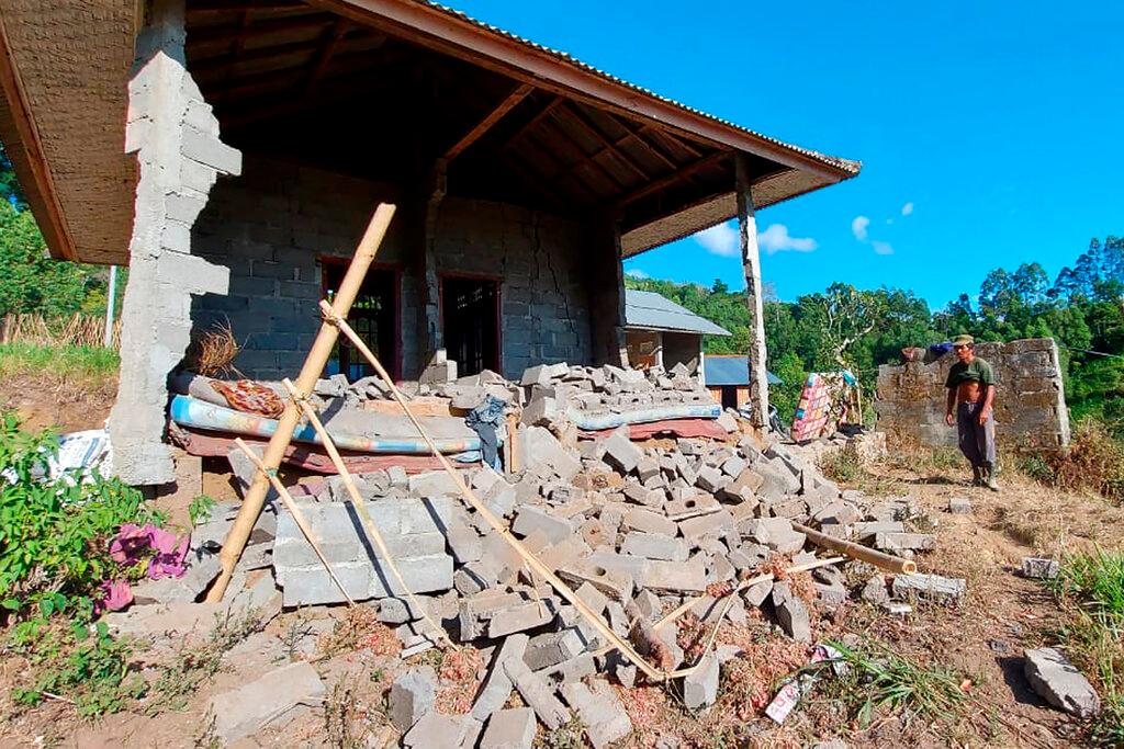 A man surveys the damage to his home after an earthquake in Karangasem on the island of Bali, Indonesia, Oct 16. Photo: AP