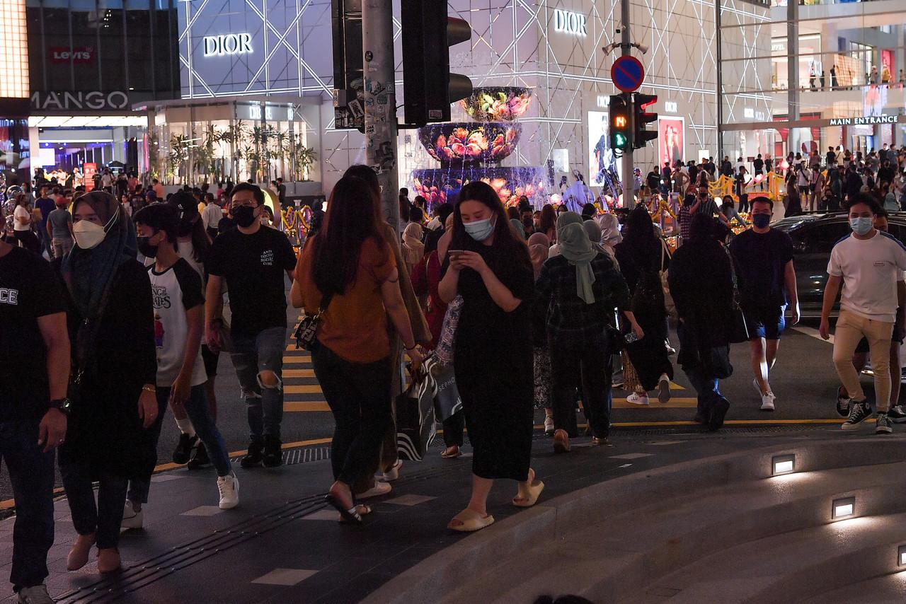 Pedestrians wearing face masks to curb the spread of Covid-19 stroll through the shopping district of Bukit Bintang in downtown Kuala Lumpur, Oct 16. Photo: Bernama