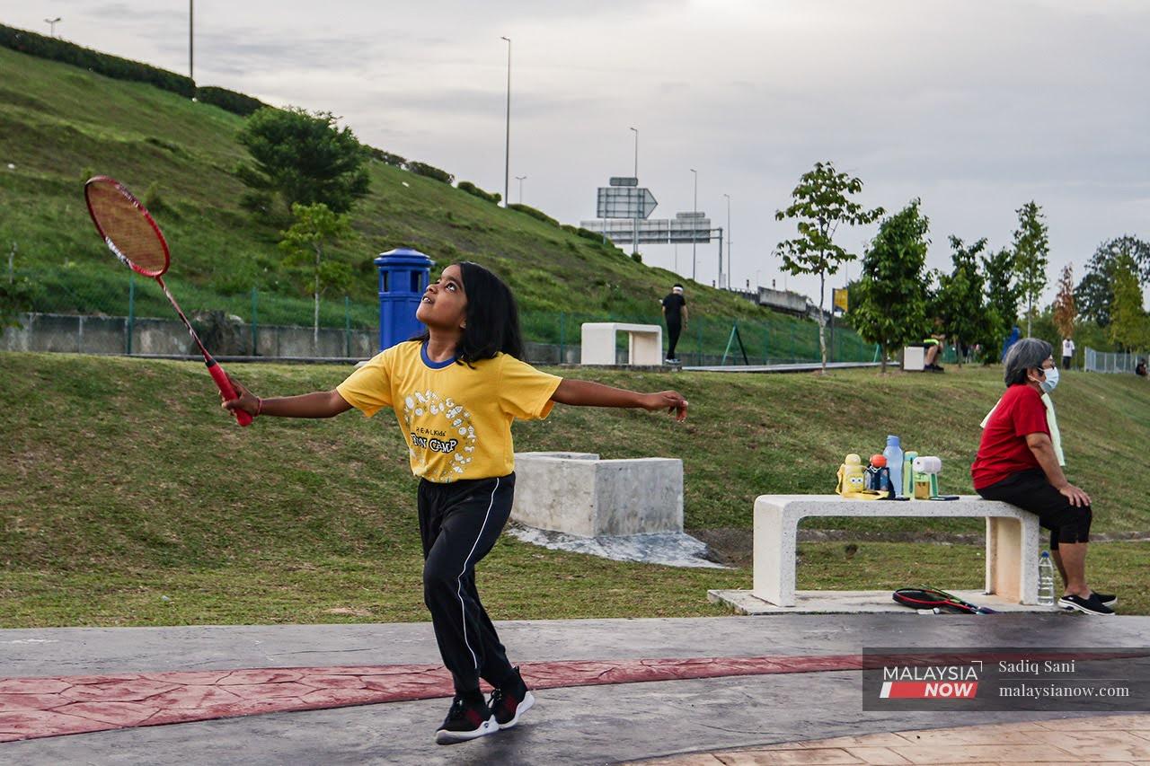 Aktiviti riadah di taman rekreasi menjadi pilihan warga kota selepas sekatan pergerakan dilonggarkan ketika negara mencapai kadar vaksinasi melebihi 90%.