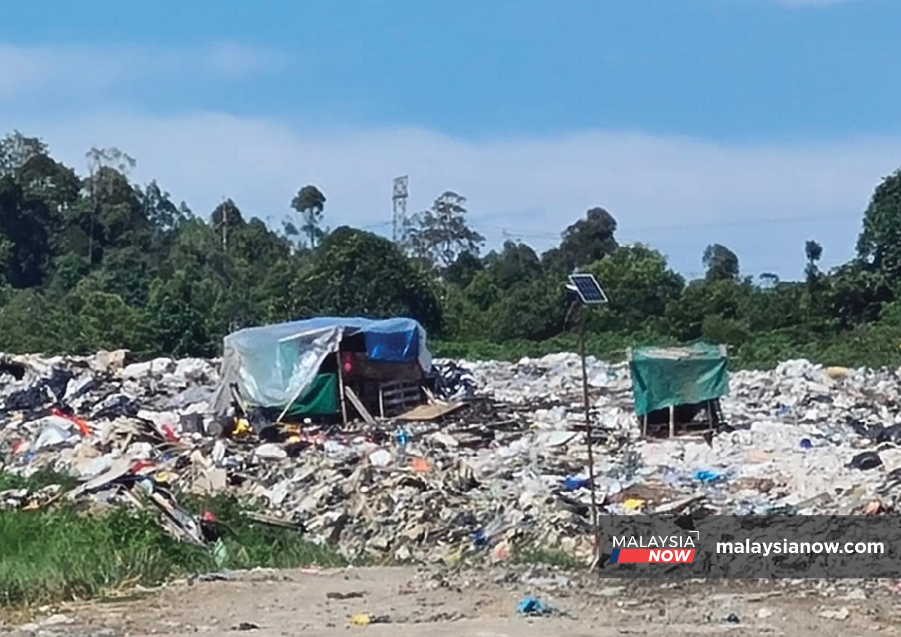 Sebuah pondok di kawasan pembuangan sampah di Bintulu, Sarawak.