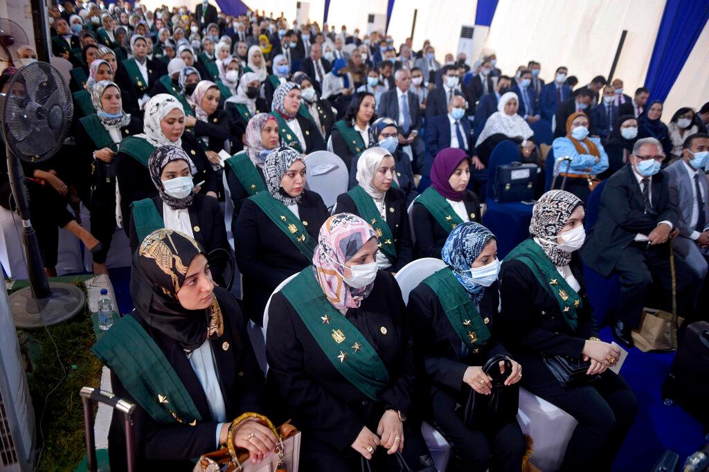 Kumpulan hakim wanita ketika majlis angkat sumpah hakim Majlis Negara di Kaherah, Mesir. Gambar: AP